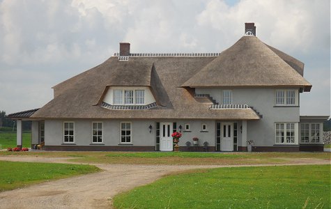 Thatched farmhouse between Geldermalsen and Bommel
