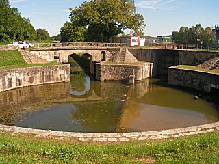 Circular lock from the Allier into the canal lateral a le Loire
