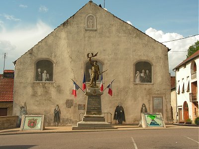 War memorial and trompe l'oeil