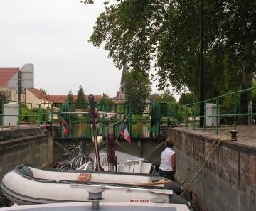 The lock at Tours-sur-Marne